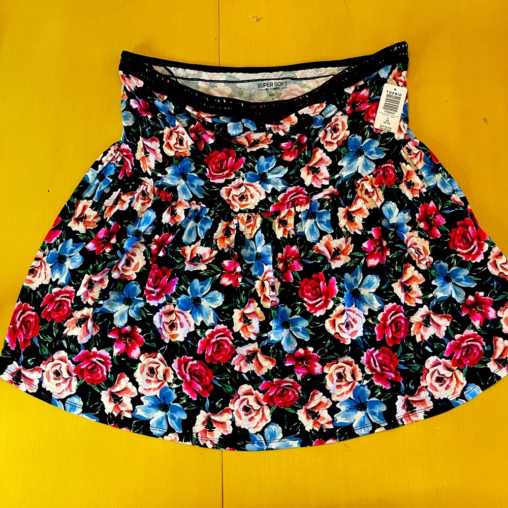 🌺TORRID NWT 4X Super Soft Floral Tube Top 🌺